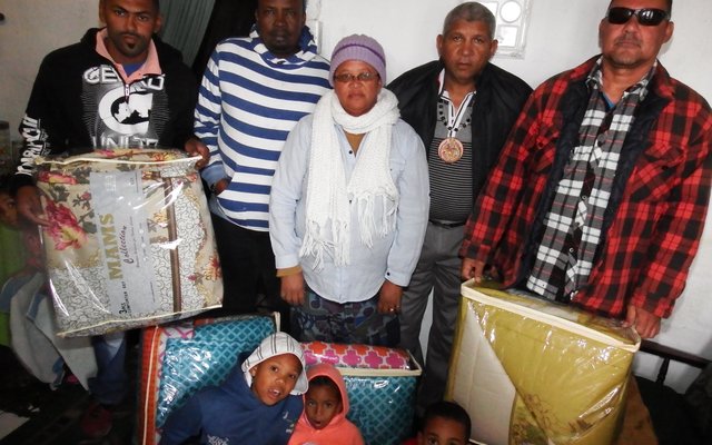 Vlnr is Cedric Mouers (komiteelid), F Deji (huiswinkeleienaar), Eleanor Baartman (hoofvrou), Mike Dunston (hoofman) en Tommy Deutschen (senior hoofman) 